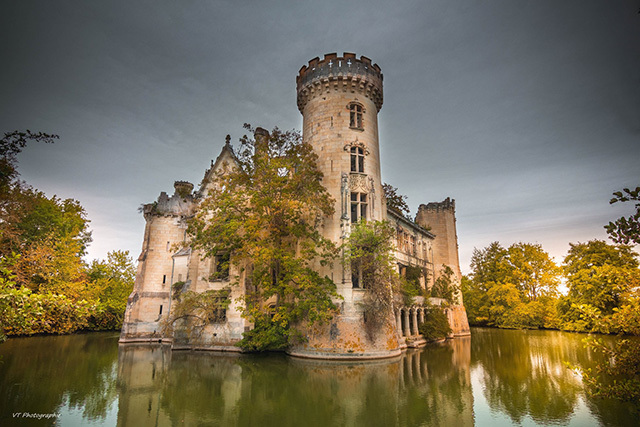 La Mothe-Chandeniers Side View